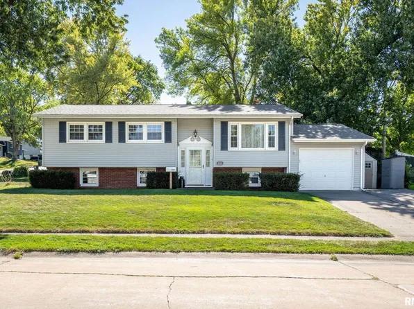 305 Colony Dr, Davenport, IA 52806