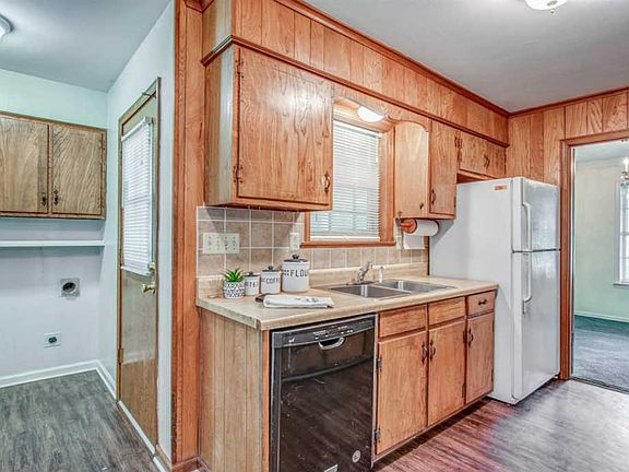 4th image of 4588 Craigmont Dr
