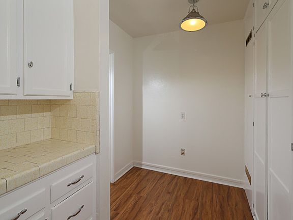 5th image of 3724 Montrose Ave