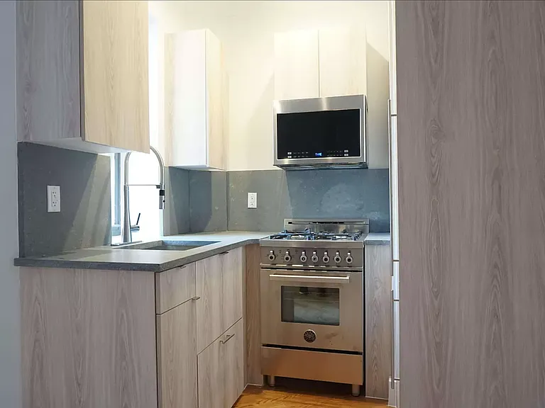 1750 2nd Ave #3B — Photo 2
