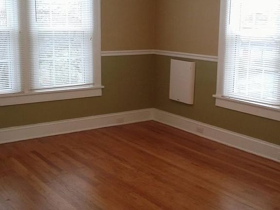 Two tone paint w/chair rail & ceiling fan