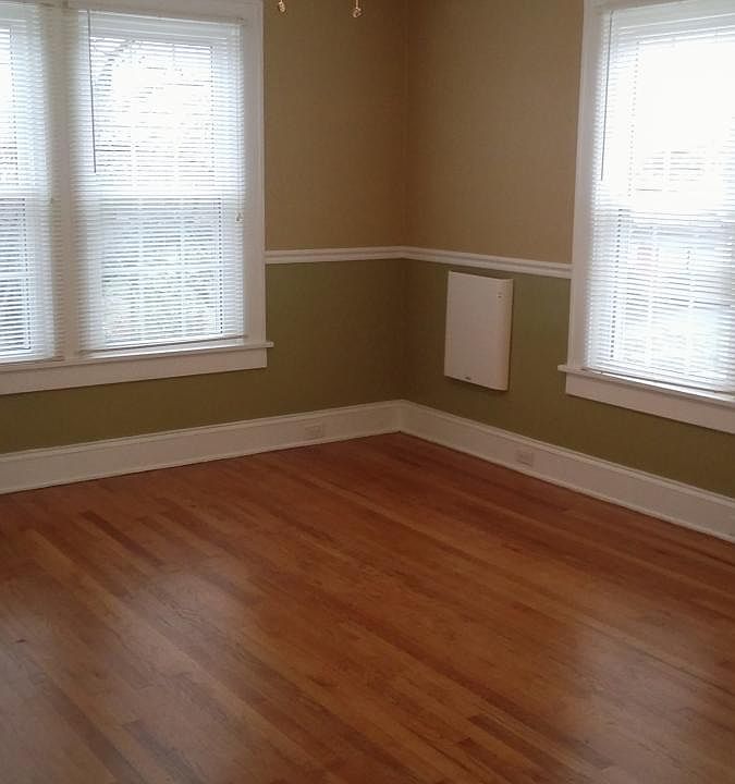 Two tone paint w/chair rail & ceiling fan