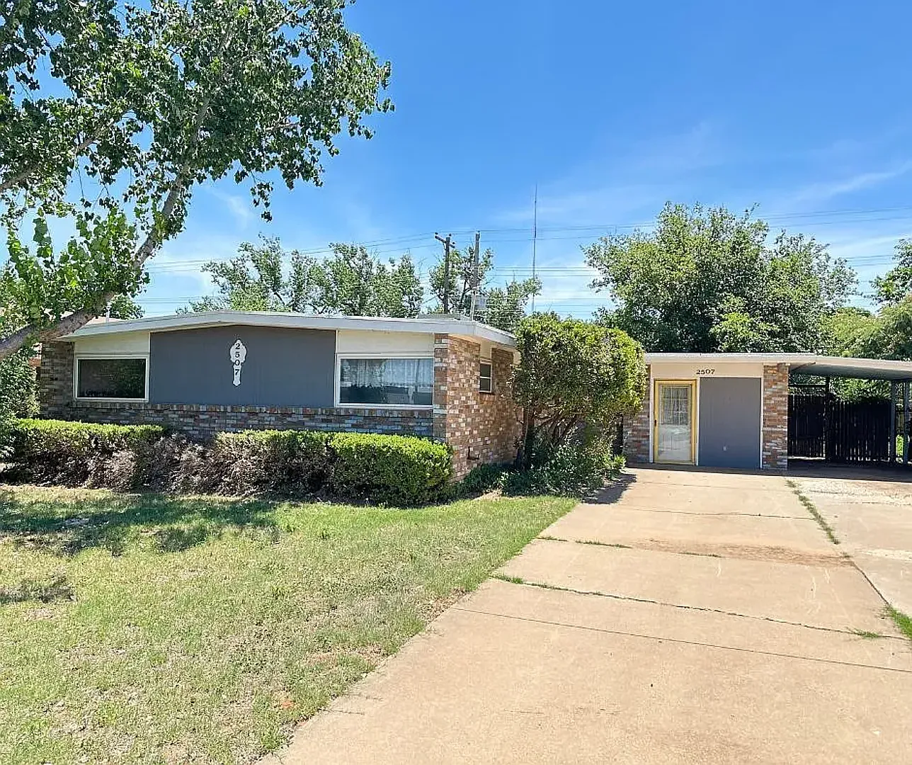 Spacious 4-Bedroom Home Near Loop 289 & University Avenue — Photo 1
