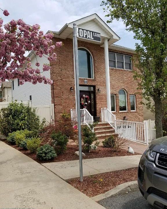 1st image of 15 Opal Ln