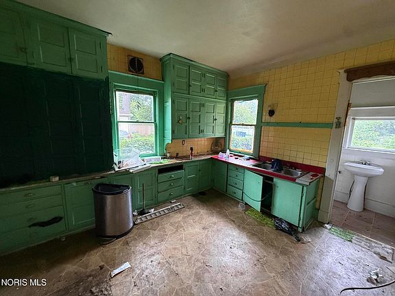 3rd image of 320 Boston Pl