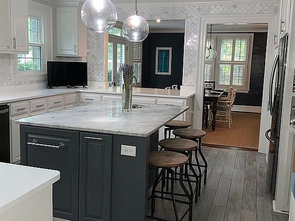 Open kitchen to dining room 