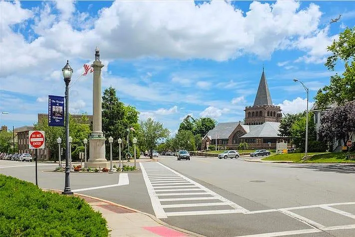 Park Ave (1min walk)