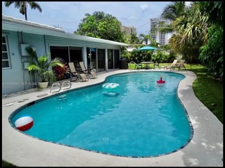 1241 Manor Dr — Photo 2