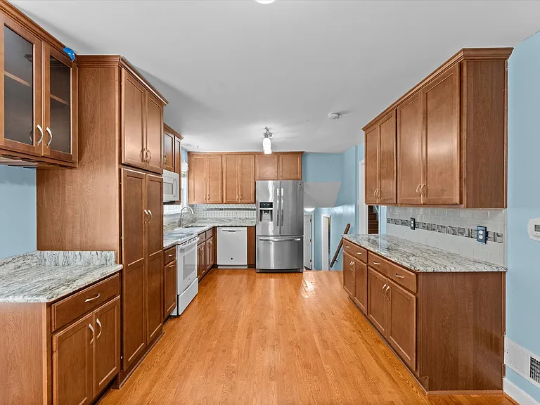 2220 Lauderdale Dr — Photo 10
