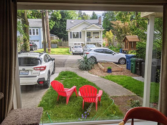 Tons of natural light on quiet cul-de-sac with really nice neighbors
