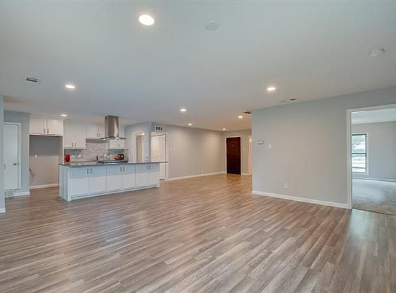 4th image of 914 Wisteria Way