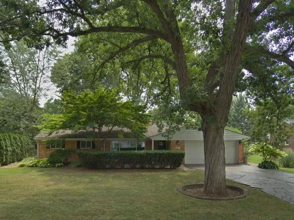 2355 Cheltingham St, Sylvan Lake, MI 48320