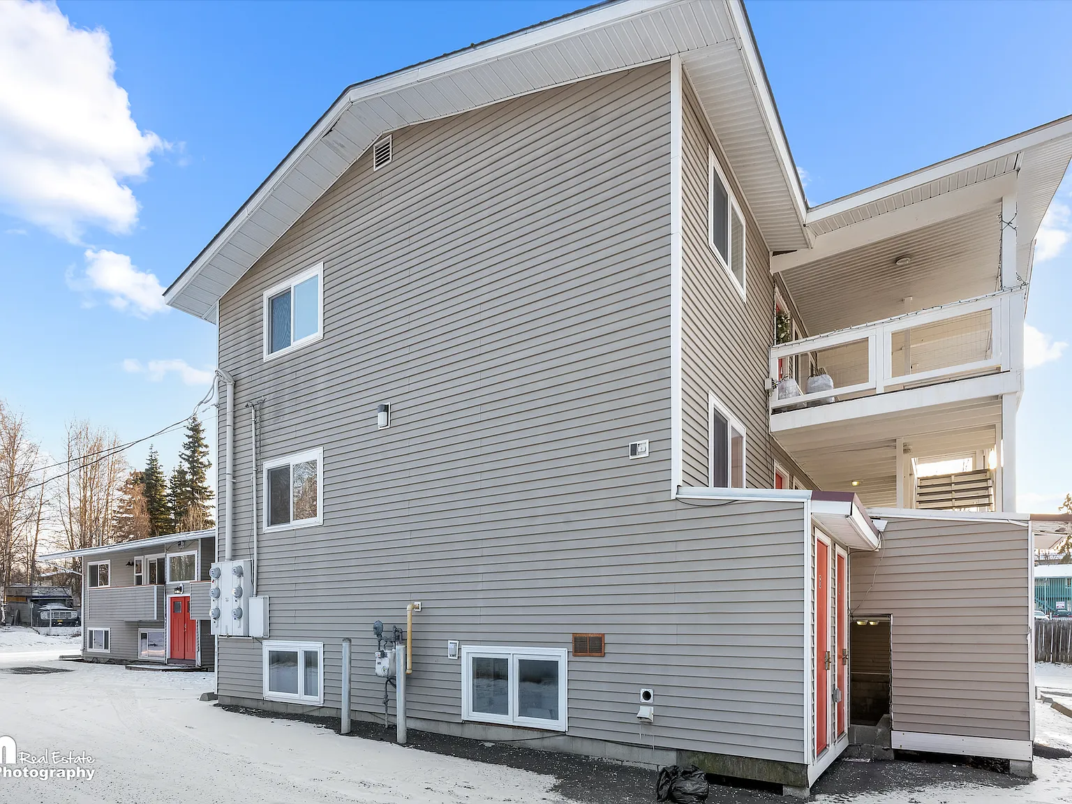 Spacious Unfurnished Units 2116 Fairbanks St. — Photo 3