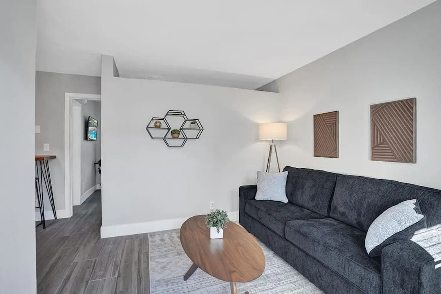 1 bed, 1.0 bath, 613 sqft, $2,828 — Photo 2