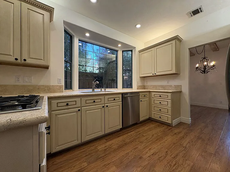 712 Elizabeth Ln — Photo 9