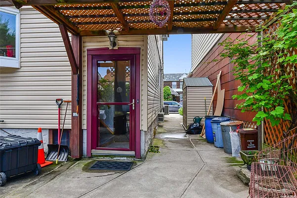 Sold by Trademarko Realty Inc | media 23