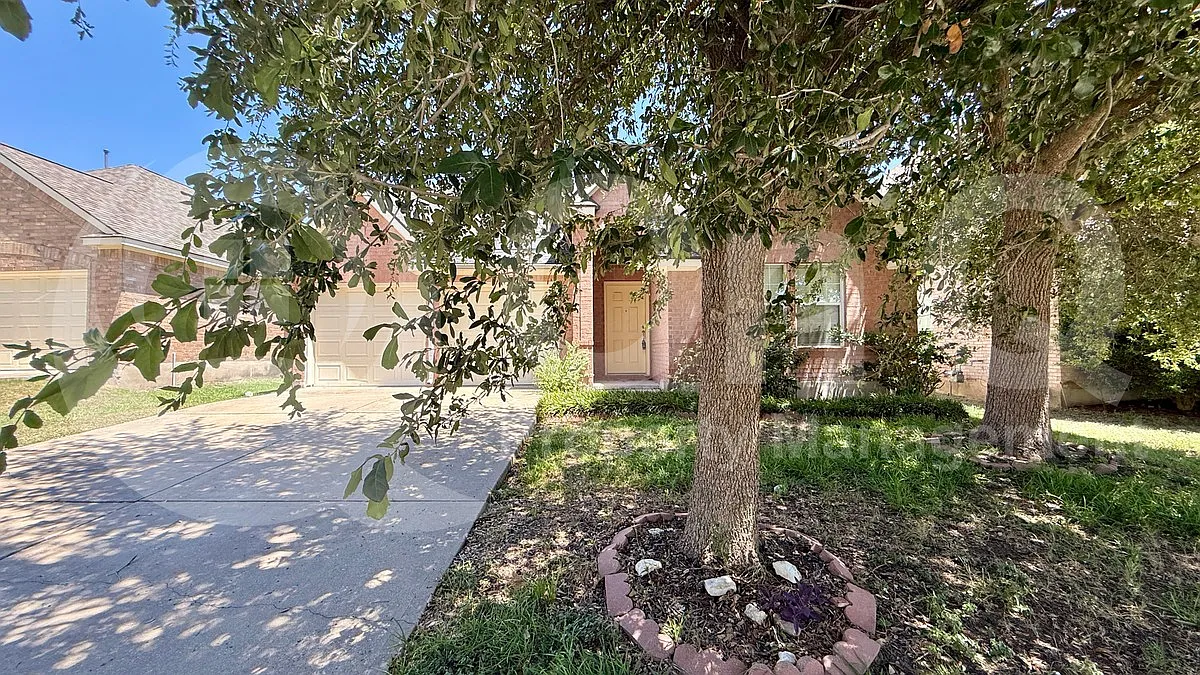 3 bed, 2.0 bath, 2259 sqft, $2,199 — Photo 2