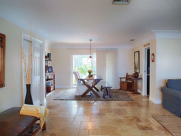 4th image of 10428 SW 49th Pl