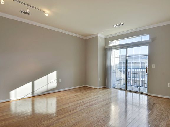 5th image of 2465 Army Navy Dr #1-304