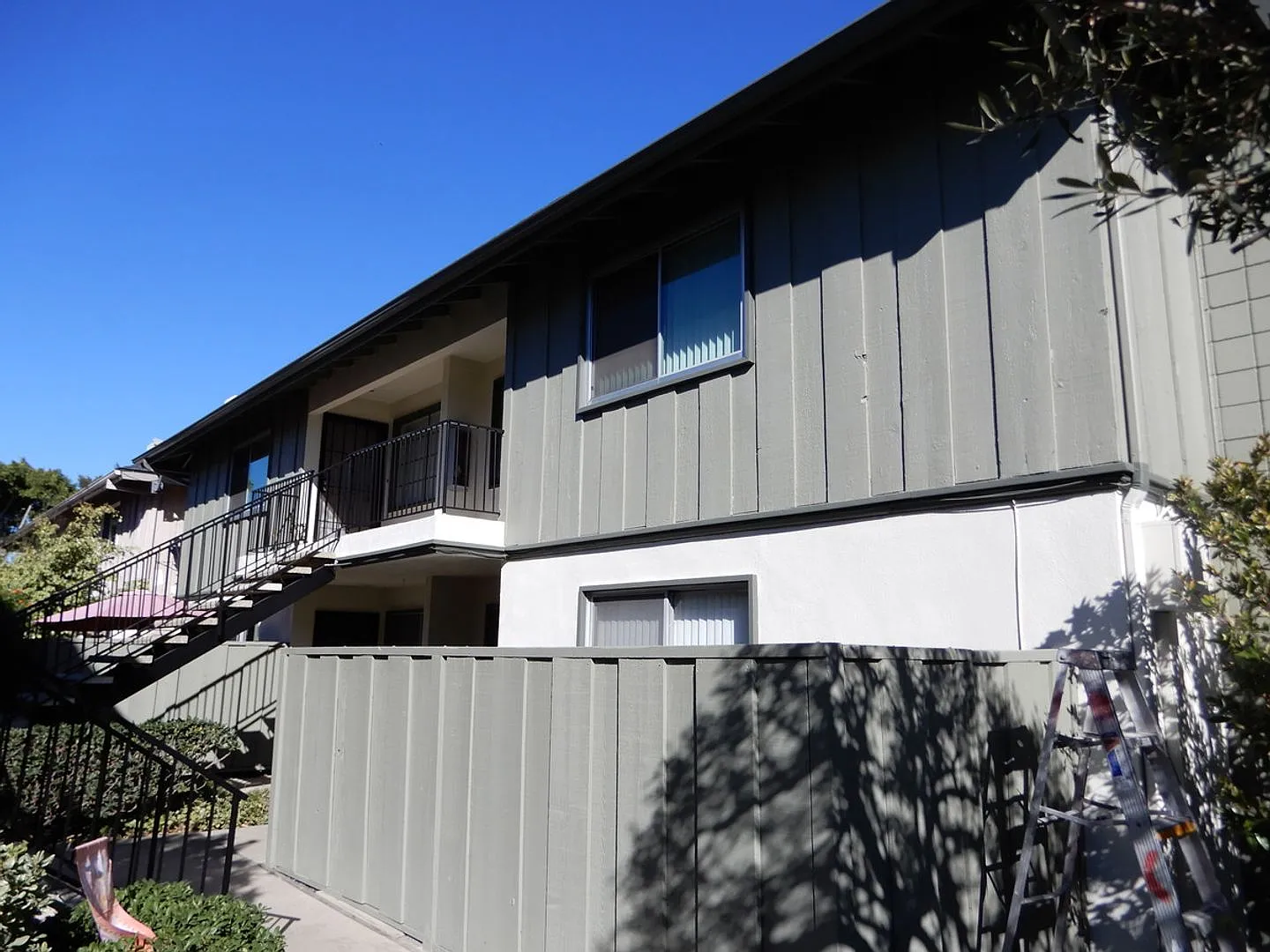 2 bedroom 1 bath for rent in Newport Beach — Photo 1