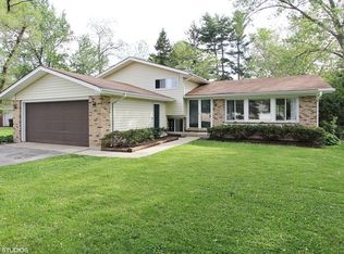 1835 Maplewood Dr, Lindenhurst, IL