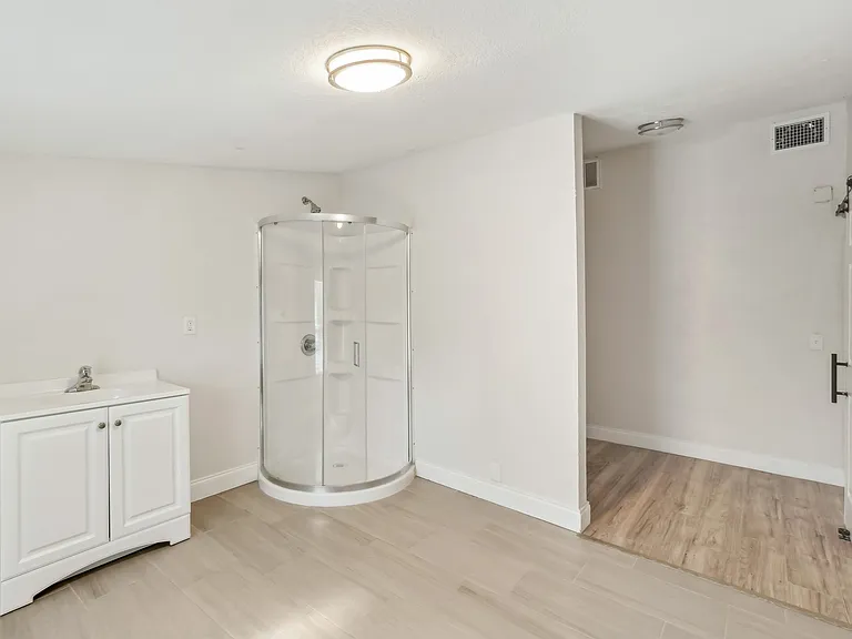5710 Kenwood Ave — Photo 23