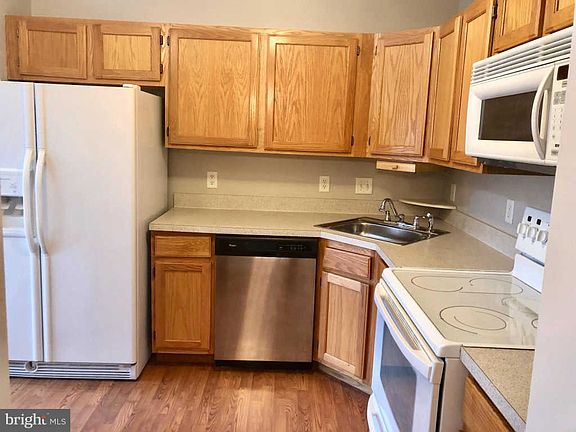 3rd image of 123 Brookland Ct APT 7