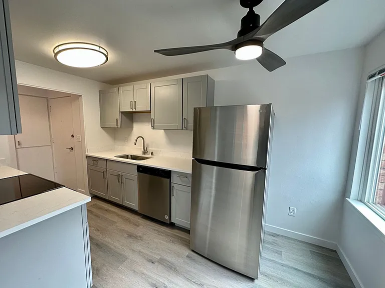 501 Malden Ave E — Photo 4