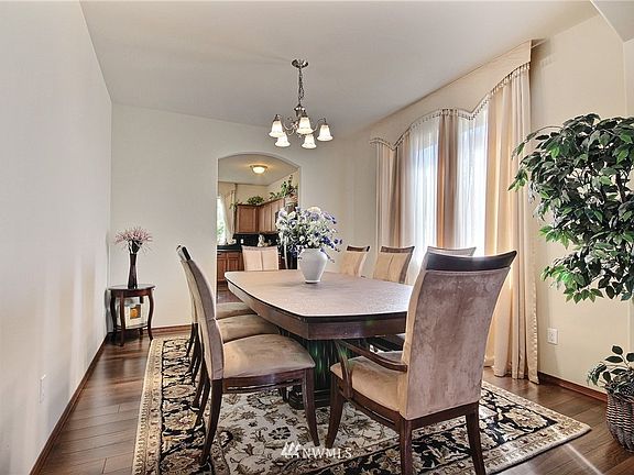 Formal dining, comfortably seats 8.>