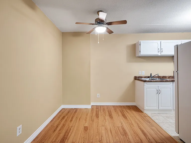 641 Cedar St N — Photo 12