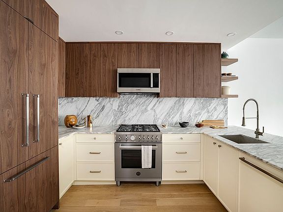 2nd image of 582 Park Pl APT 1