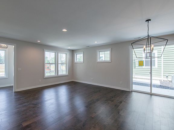 4th image of 64 Stanton Ct