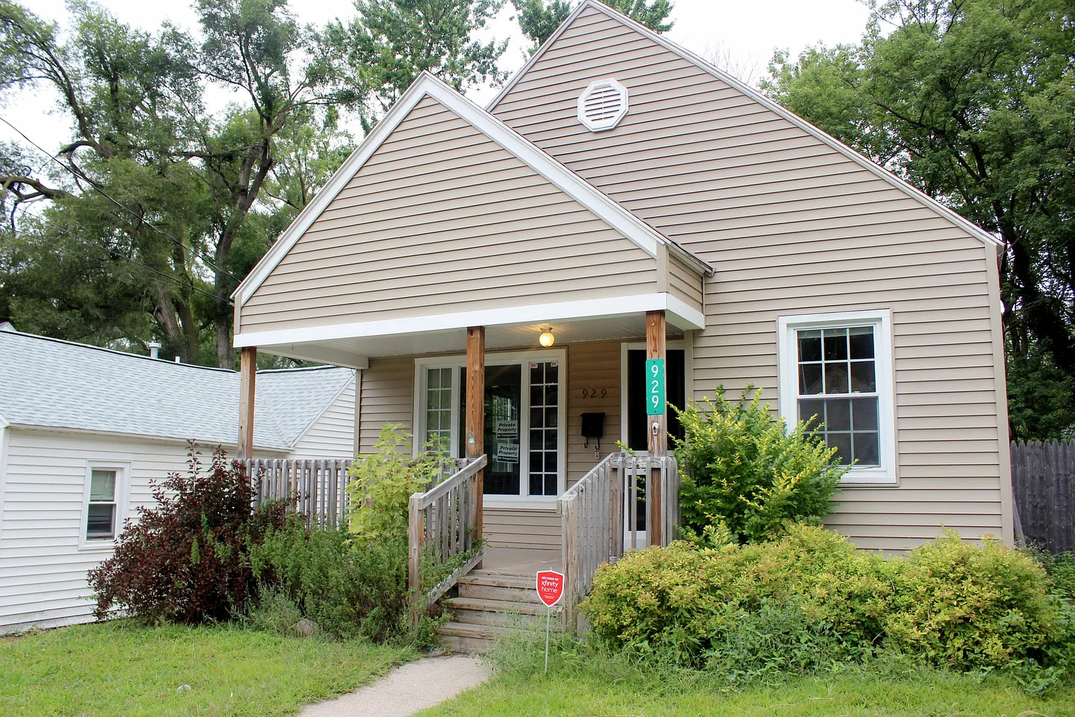 929 Hazen St SE photo 1