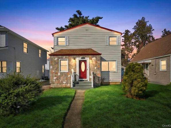 627 10th Avenue, New Hyde Park, NY 11040