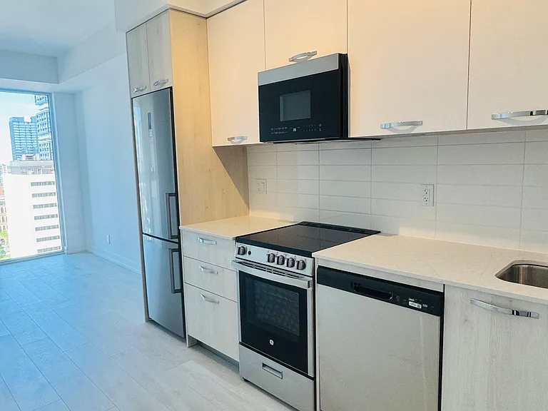 75 James St S #1308 — Photo 8
