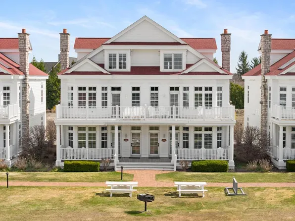 623 Lakeside Ct, Petoskey, MI 49770