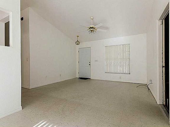 5th image of 604 Brooke Ct