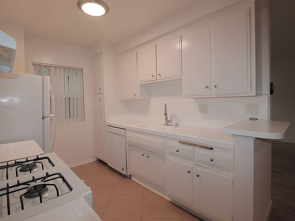 3rd image of 1432 N Fairfax Ave APT 3