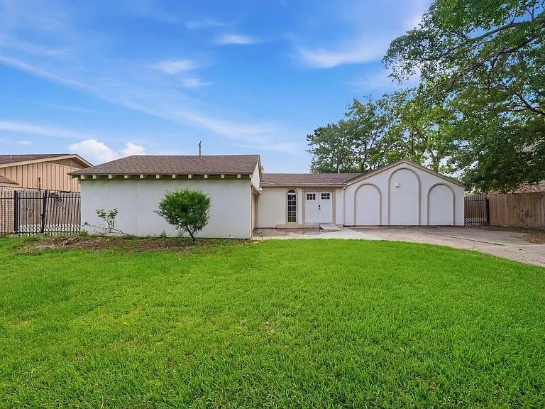 7410 Antoine Dr — Photo 1