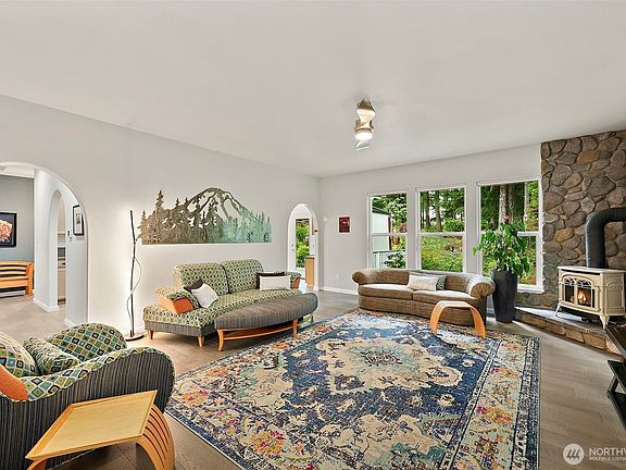 5th image of 321 E Fairway Dr