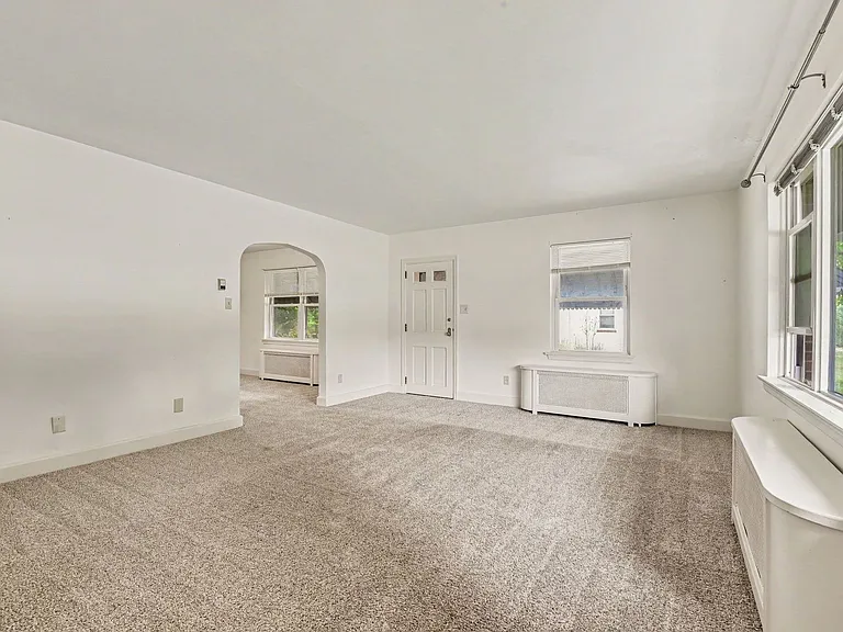 125 W Governor Rd — Photo 5