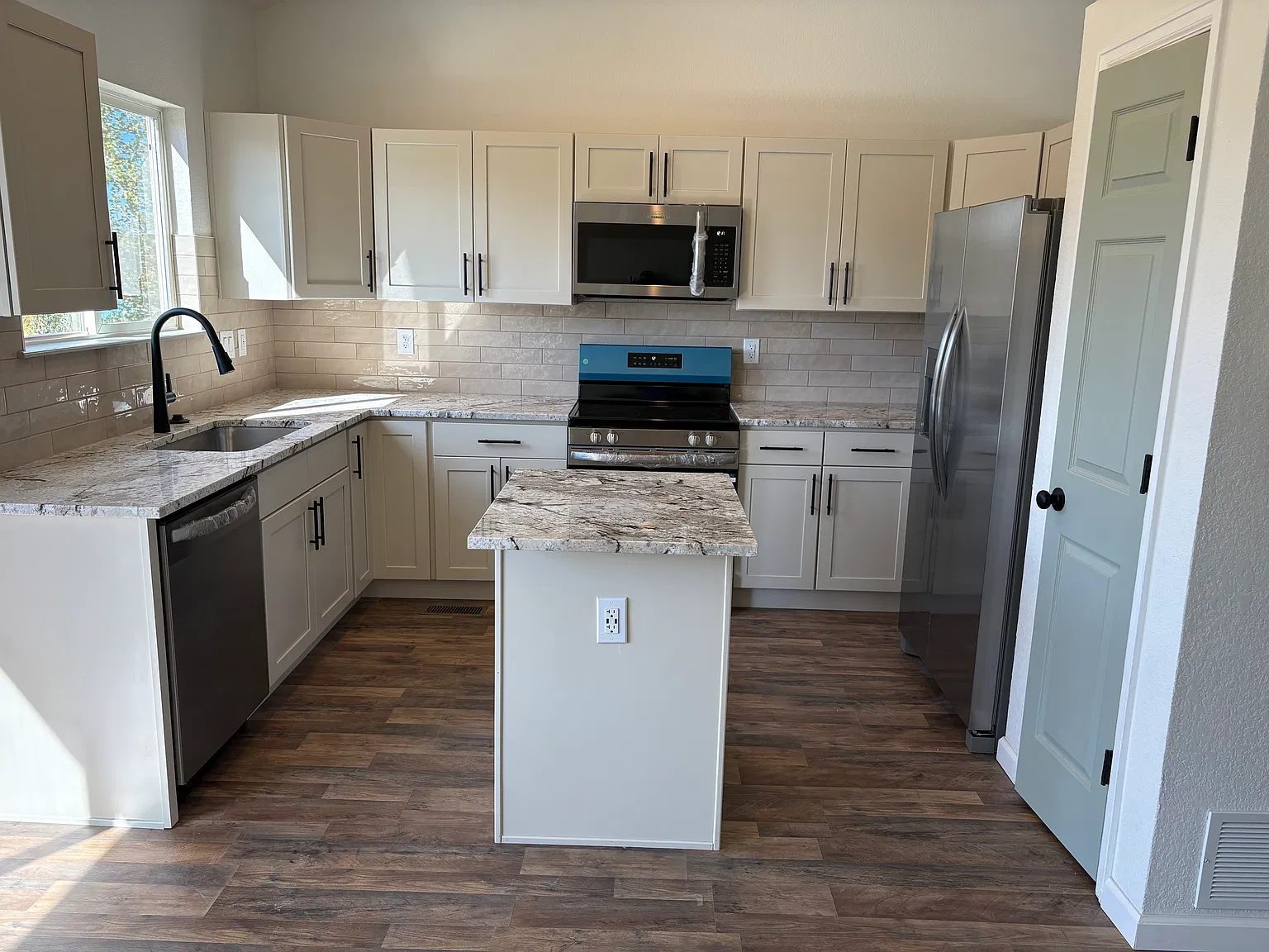 3 bed, 1884 sqft, $3,000 — Photo 4