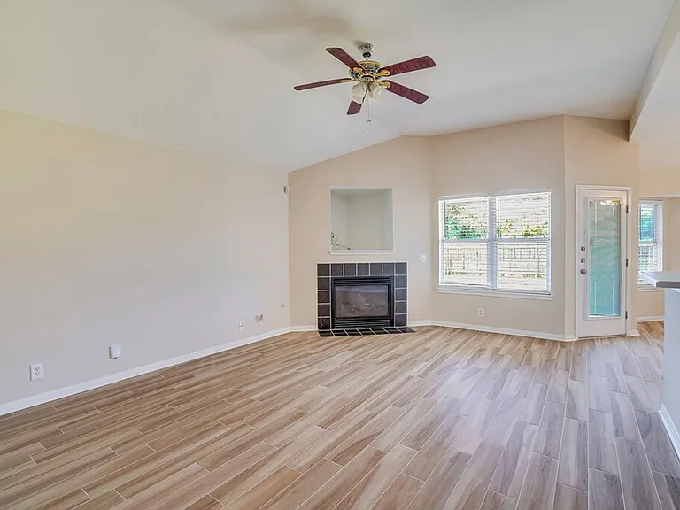 1013 Lantana Ln — Photo 3