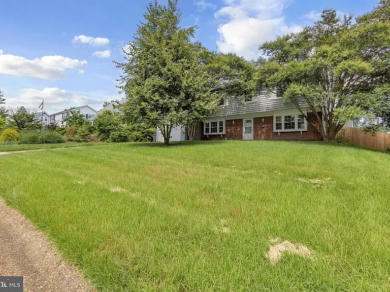 2807 Folsom Ln — Photo 4