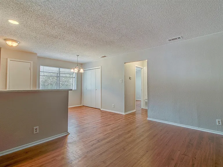 400 Hedgewood Dr #D — Photo 8