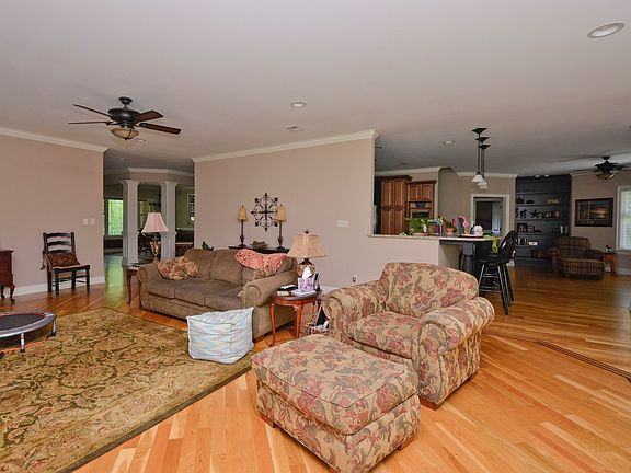 3rd image of 3226 Greenbriar Dr