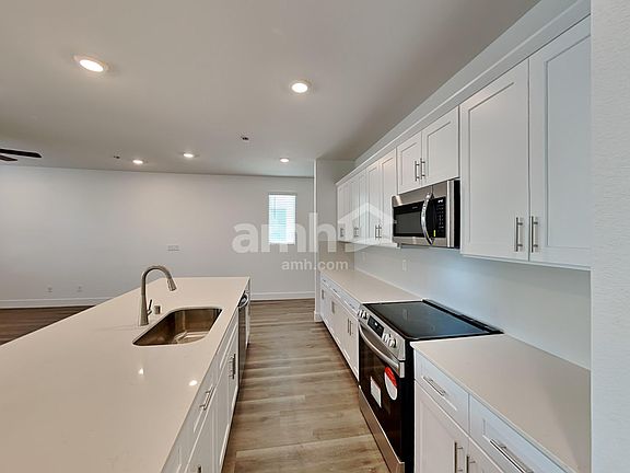 3rd image of 6464 Marthas Vineyard Ave