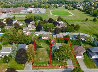 900&904 Parklane Ave, Oshawa, ON L1G 1N7