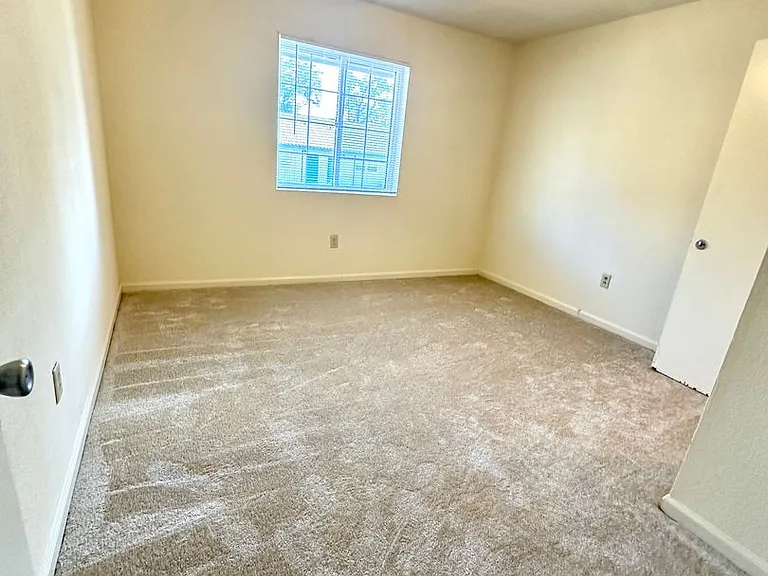 University Pointe Apartments — Photo 16