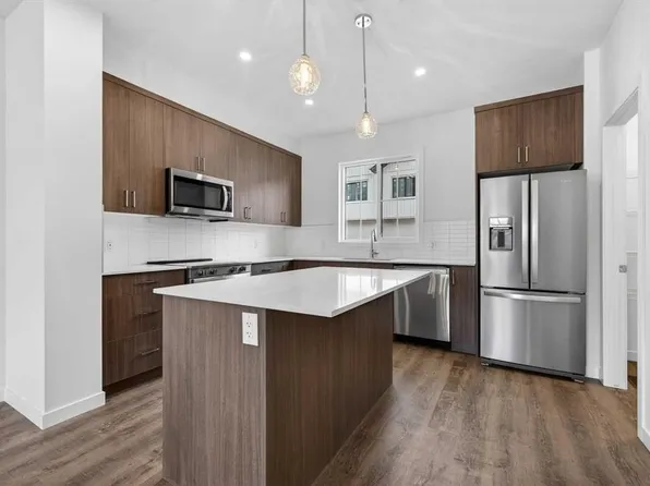 56 W Creekside Dr SW, Calgary, AB T2X 4A8